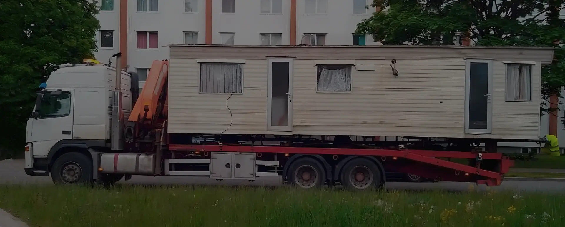 Получить онлайн цены на доставку низким тралом дом вагона в городе Бабаево (Северо-Западный округ - Вологодская область) на сайте самостоятельно